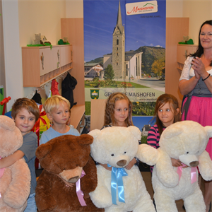 Kinder+mit+Teddyb%c3%a4ren+und+Kindergartenleiterin+Magdalena+B%c3%b6hm